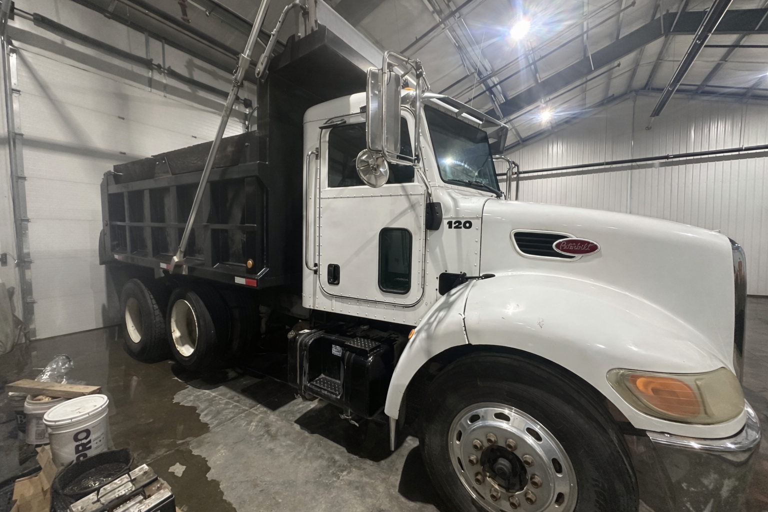 2005 PETERBILT 335 - Image 12